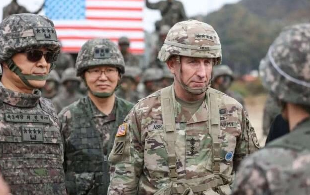 出大事?F16呼啸而过,向韩民众扔下2枚“导弹”全球紧捏一把汗|副油箱|美军|韩国_新浪新闻