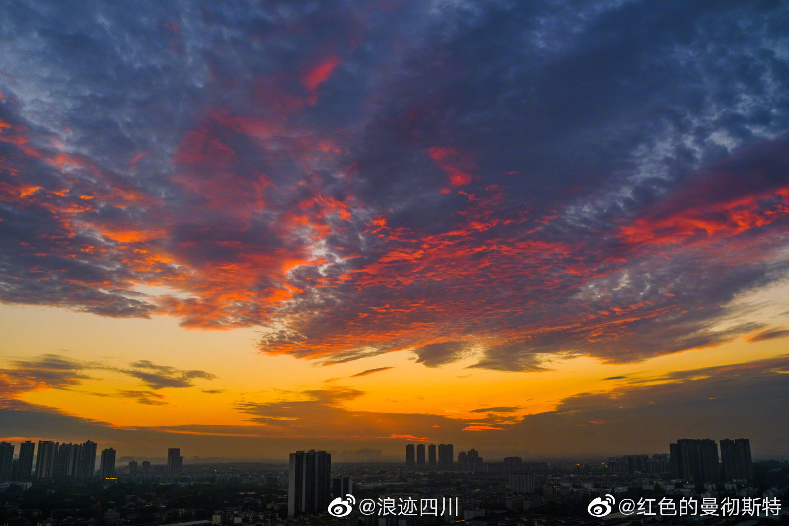 美成都清晨出现火烧云