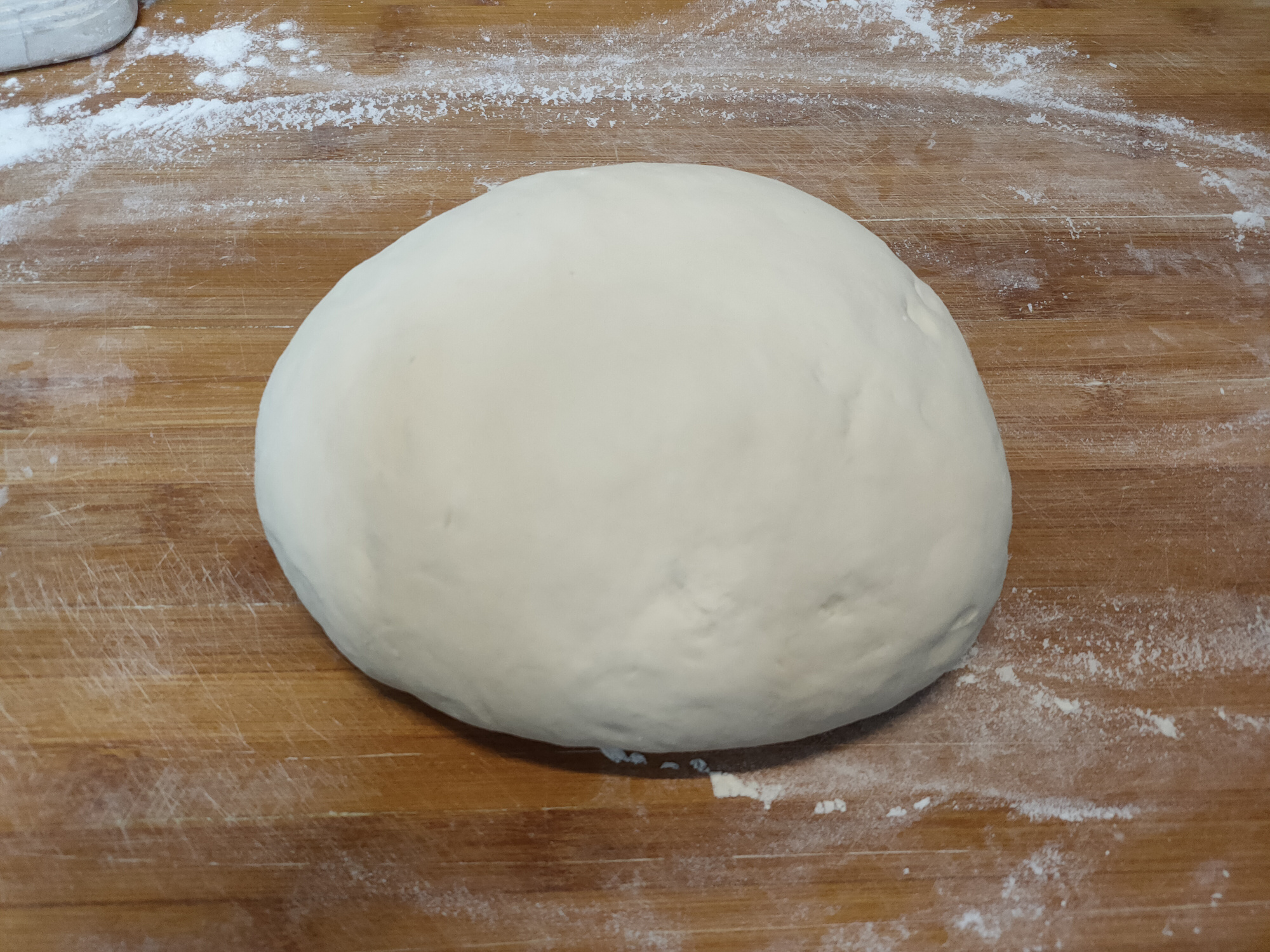 5,把面团充分排气后再分成若干个大小均匀的面剂子,用手揉成馒头状