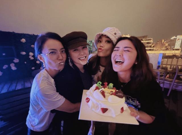 上个月容祖儿生日的时候,霍汶希也晒合影为其庆生,两人总是形影不离.