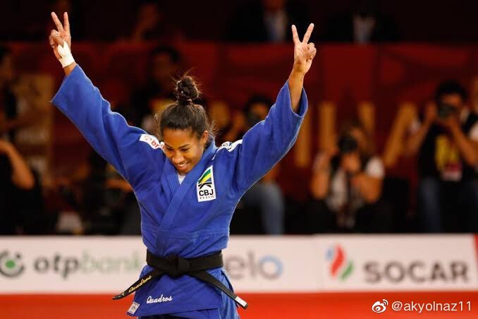 巴西9793 奥运代表团旗手由男排队长二传雷森德和柔道选手夸德罗