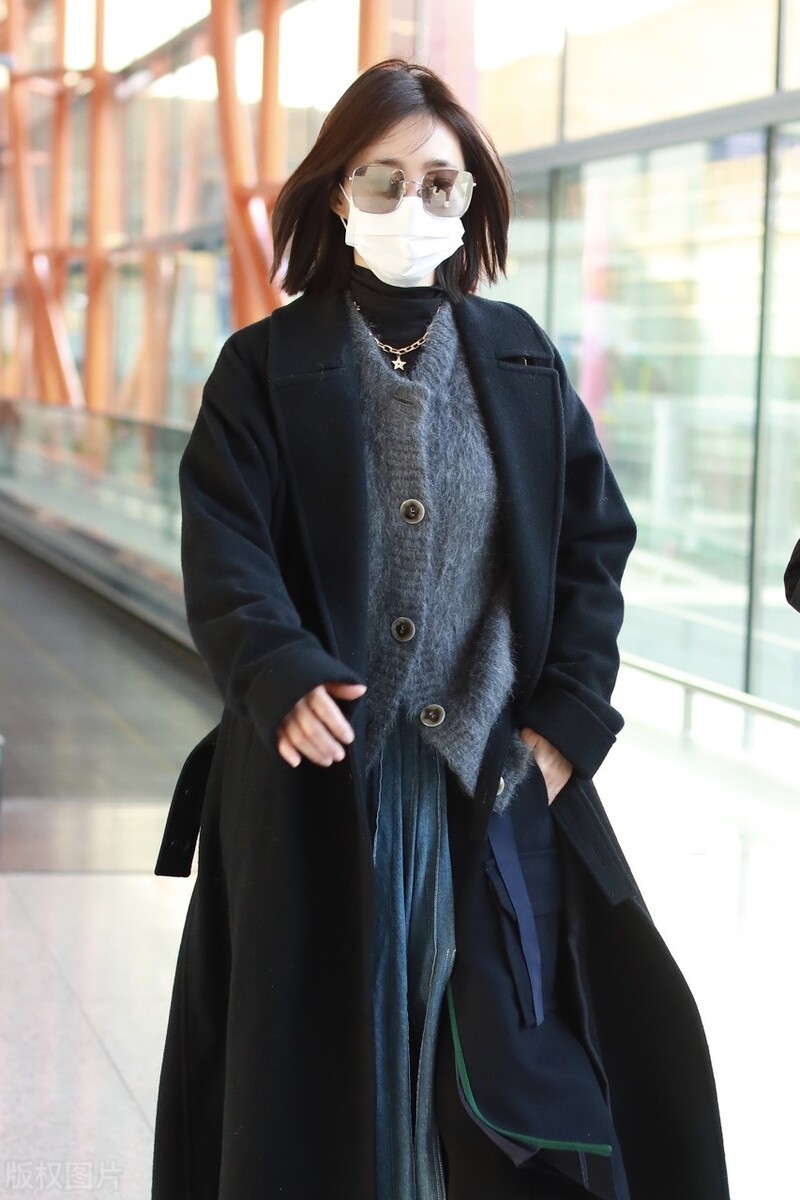 王丽坤一袭黑色毛呢大衣现身机场,气质干练又飒气