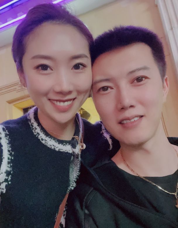 张晨身高超过2米,妻子李杨1米73看上去是小鸟依人般的存在,儿子未来