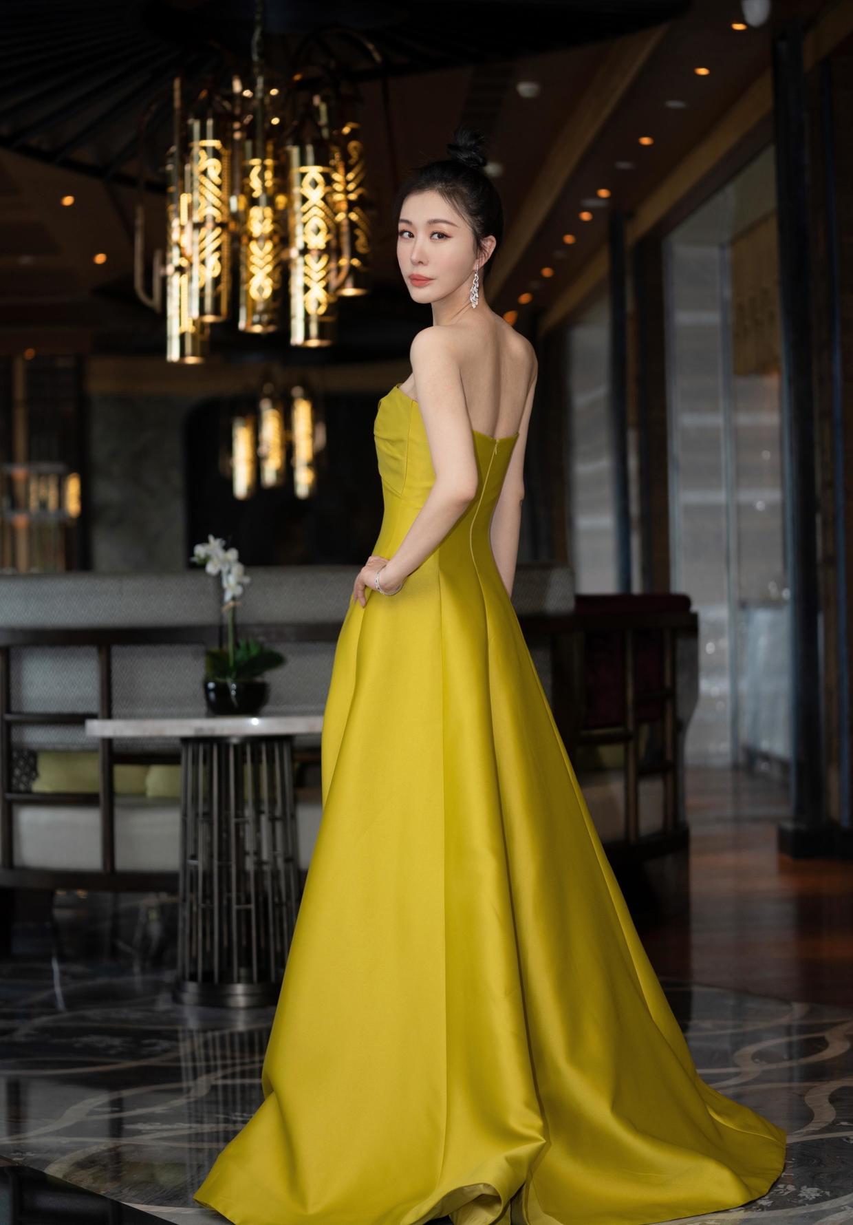 田朴珺真有贵族气质,穿抹胸裙配高丸子头好美,"奶油肌"太撩人