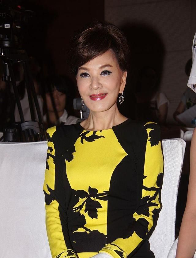 夏台凤保养得好,成熟气场穿花哨印花,身材曲线比一般同龄人耐看