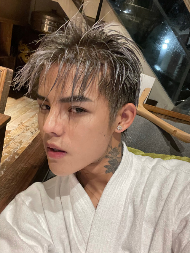 殷世航被偶遇与美女粉丝合影被叫老公对方大赞他本人超帅