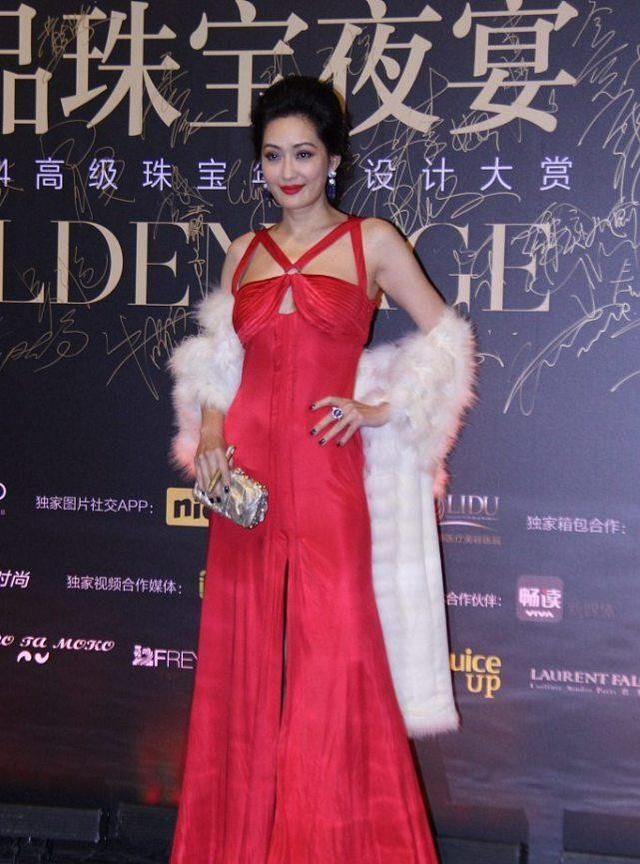 背带礼服配皮草披肩,"姐姐"气场显韵味|礼服|孟广美|女性_新浪新闻