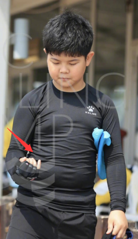 10岁安吉已有小肚腩?沙溢晒儿子近照后重发,网友:怕挨胡可骂?