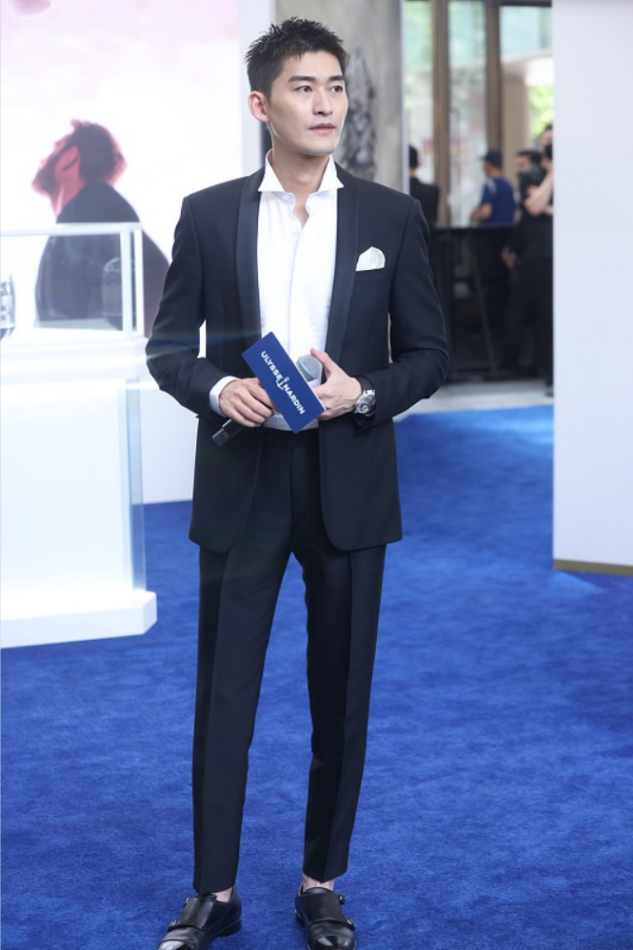 感觉张翰也不年轻了,穿西装配衬衫有点沧桑,脸上皱纹也有点明显