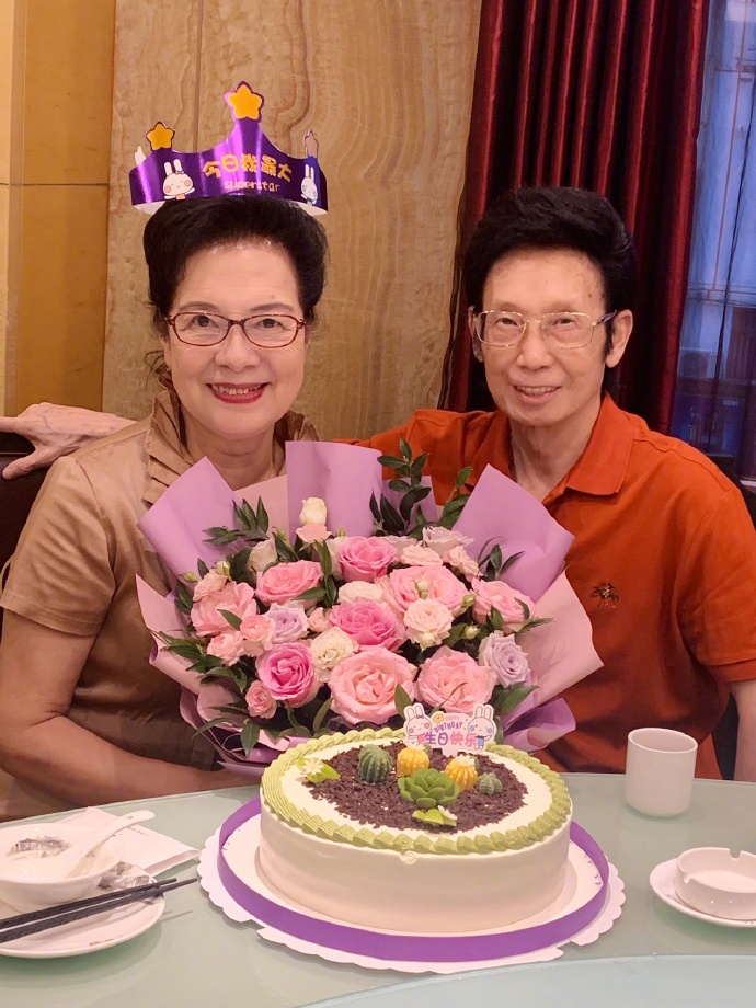 陈数为妈妈庆祝78岁生日 父母同时出镜精气神十足