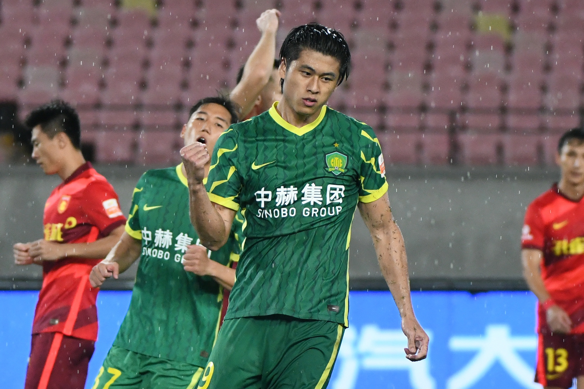 7月16日,北京国安队球员张玉宁在比赛中主罚点球得分.