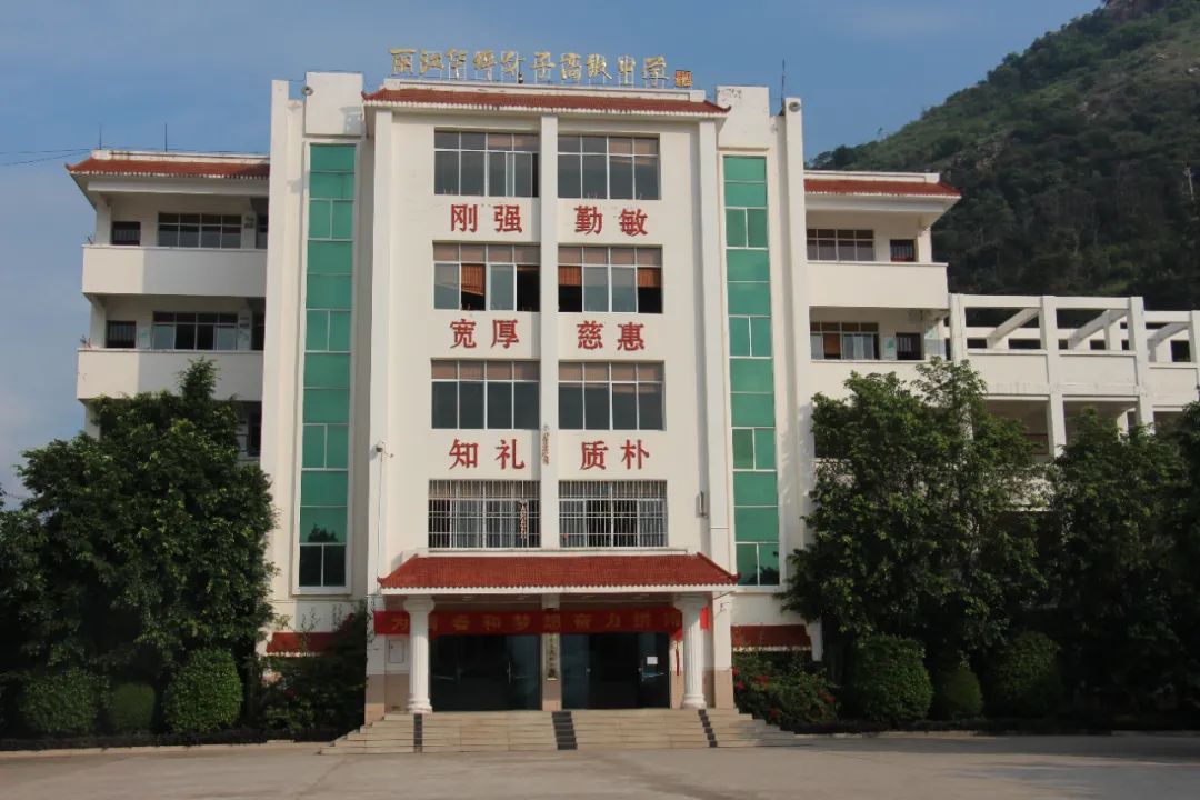 《人民日报》要闻版今日再关注张桂梅|张桂梅|丽江市|华坪_新浪新闻