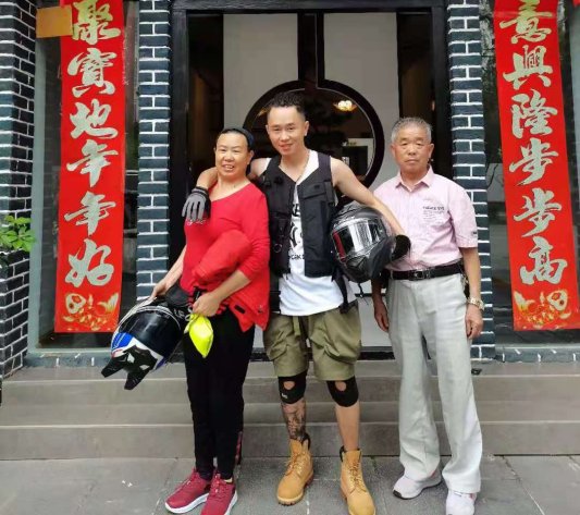 “别人家的儿子”！贵州男子带着66岁的母亲骑行旅游1个月休闲区蓝鸢梦想 - Www.slyday.coM