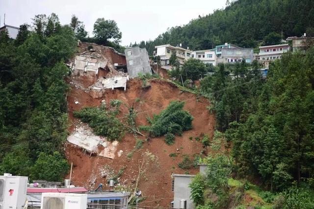 六盘水人保财险及时支付鸡场镇滑坡灾害赔款