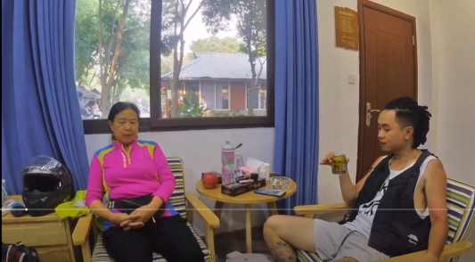 “别人家的儿子”！贵州男子带着66岁的母亲骑行旅游1个月休闲区蓝鸢梦想 - Www.slyday.coM