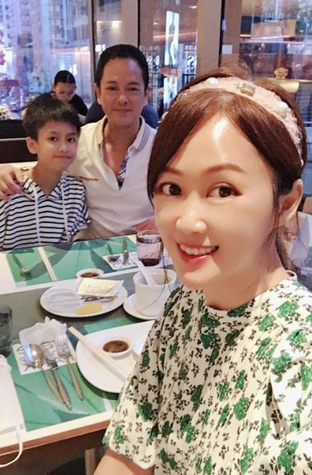 52岁梁小冰模样再进化p图美颜用力过猛与老公一起更像父女