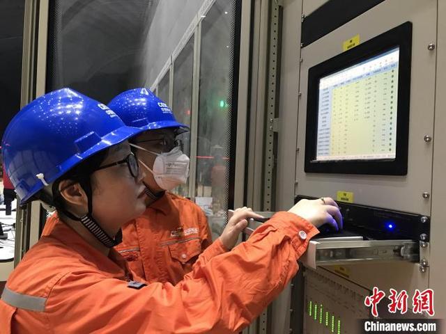 中国能建葛洲坝机电公司技术人员在查看15号机组运行数据。 葛洲坝机电公司供图