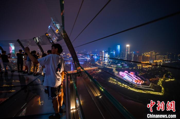 游客在来福士观景台赏重庆夜景。何蓬磊 摄