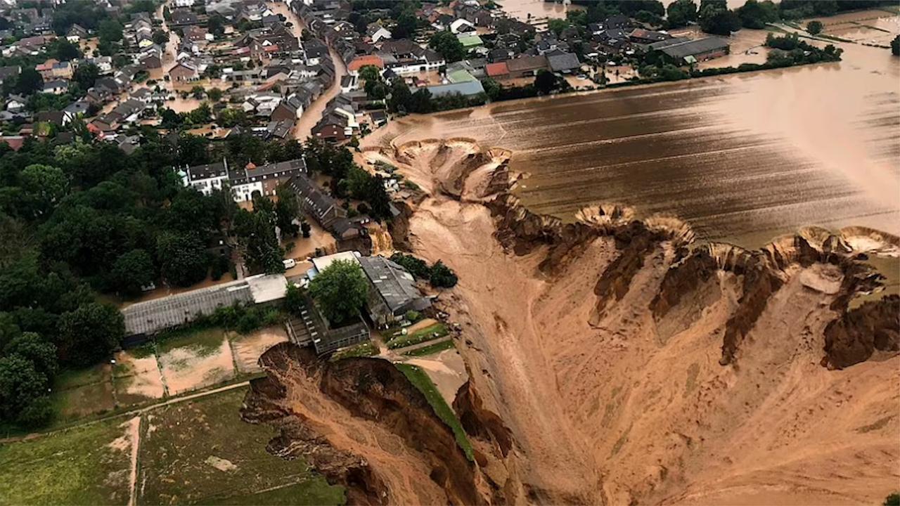 德国暴雨引发小镇泥石流:流体划出300米巨痕 大坝现裂缝几近崩溃