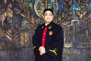 昆明一法官周末到派出法庭检查途中突发疾病去世，享年52岁 - Vimarsana News