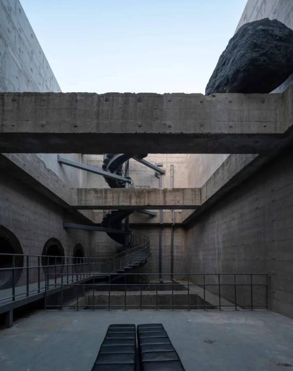 目［mé］，《“目”之廊》，2019上海城市空间艺术季，图片由欣稚锋艺术机构提供，图片摄影：田方方