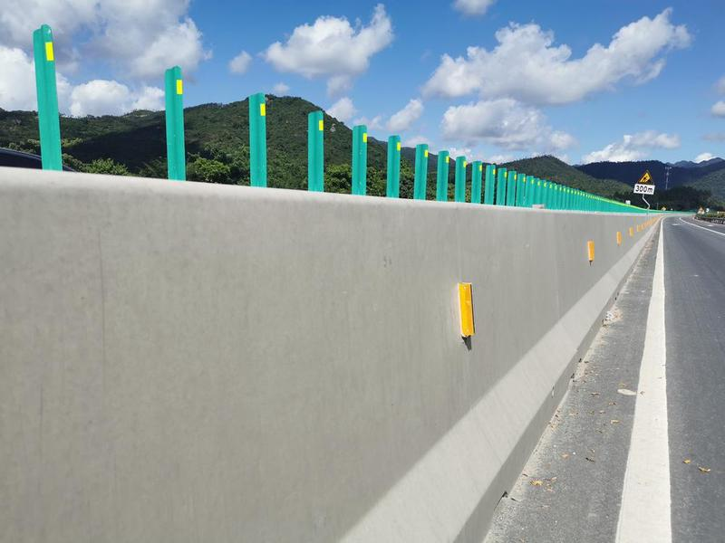 增设1175套行车诱导标识,临近交通转换点前设置标志警告,定期对行车道