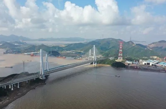 《工作要点》明确,将共同推进甬舟铁路建设,加快六横公路大桥一期建设