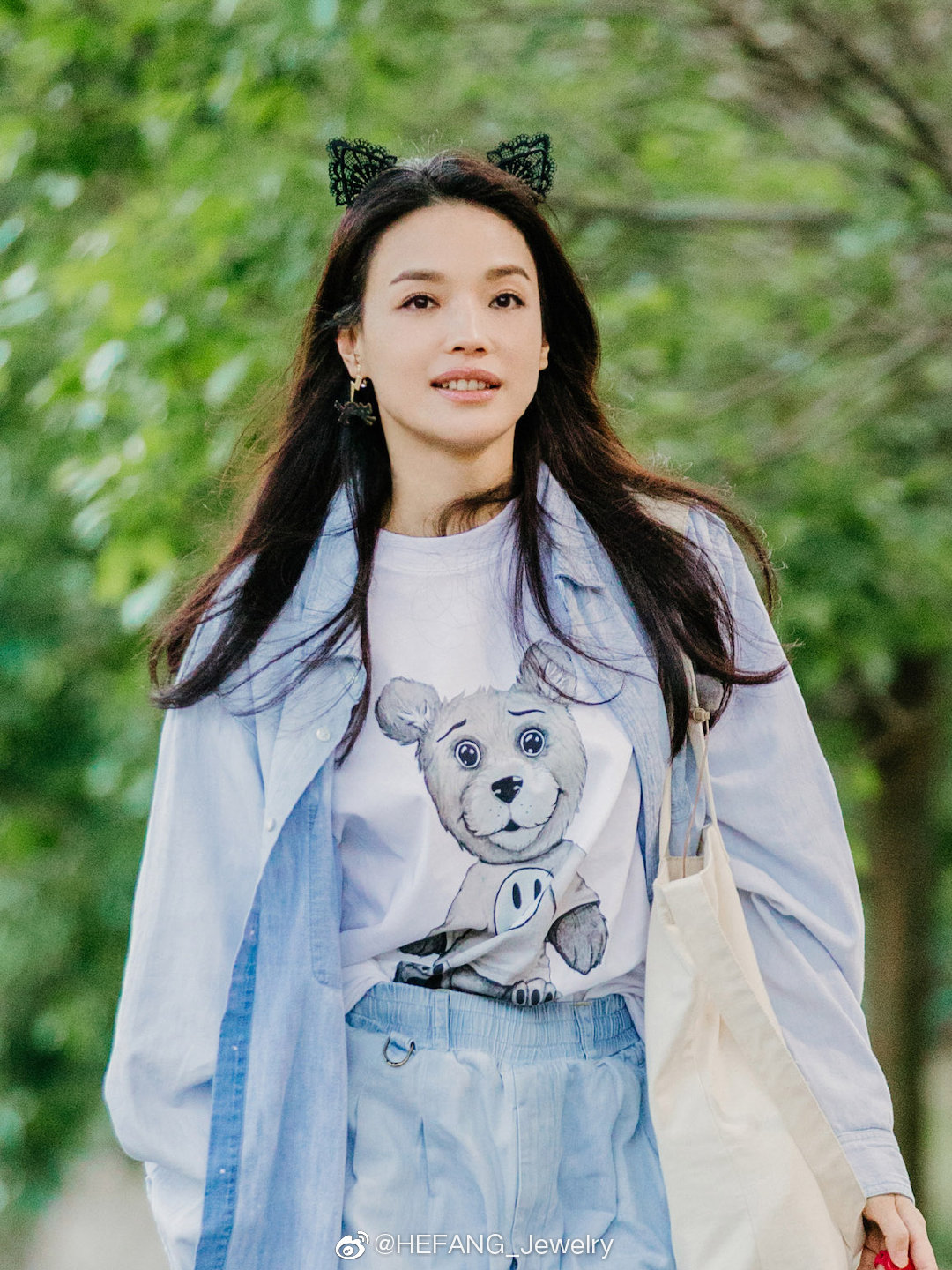 舒淇真是越老越美的典范!穿紫色西装妩媚极了,气质好就是敢穿