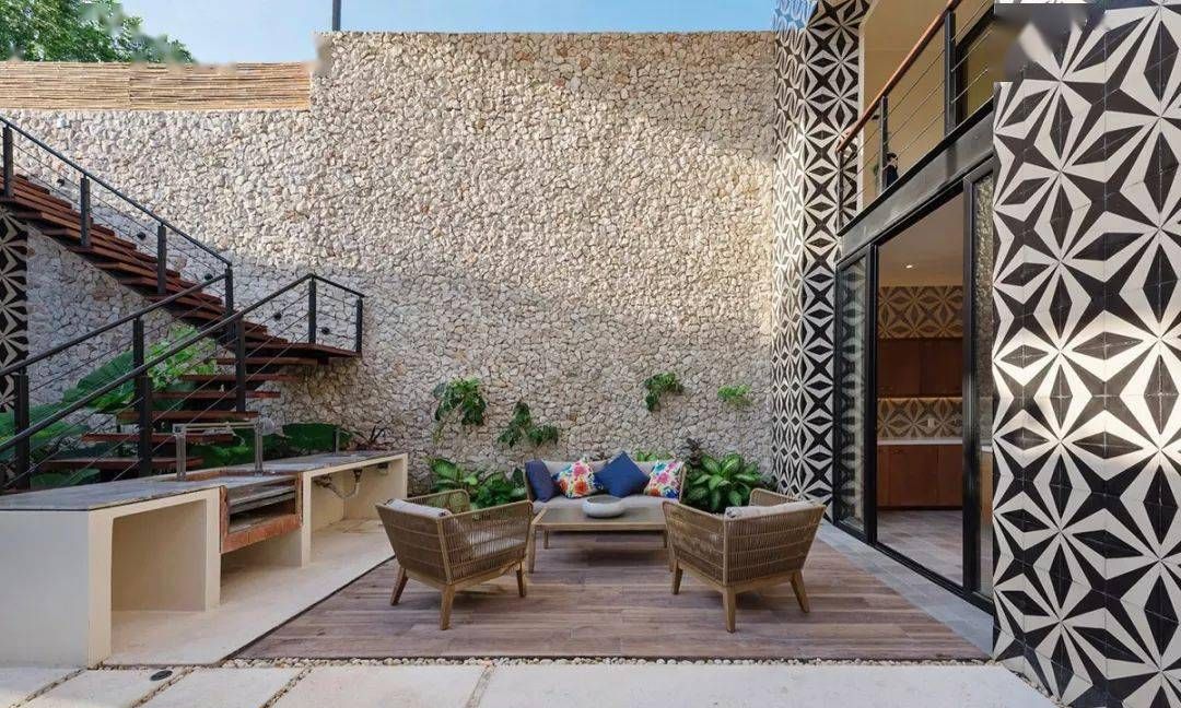 由于下沉式庭院的地形比周围地势低,地表水和地下水很容易流入,为了