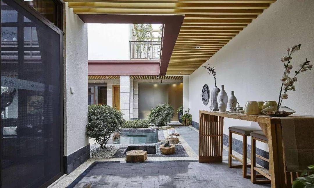 然而,很多人不再单纯满足于别墅,而是想要更大的空间,地下庭院的装修