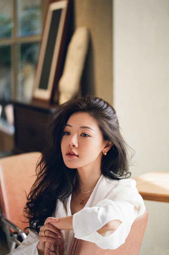 邓家佳一组港式风情大片惊艳众人白衬衫长发加睡眼朦胧太撩人