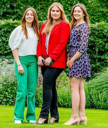 荷兰王室齐亮相三个公主都好胖穿衣老气完全比不上西班牙公主