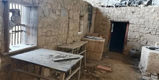 舒城一座小庙位于悬崖巨石之下寒酸却很亲民