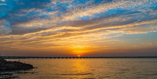 人言落日是天涯望极天涯不见家乡愁从落日开始