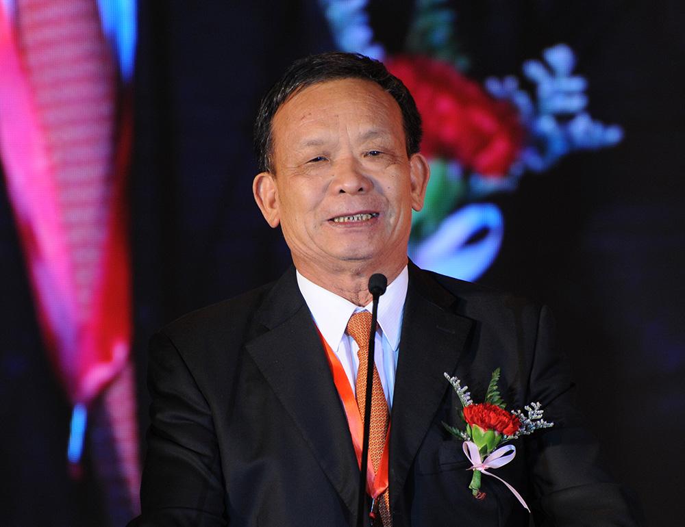 68岁石狮老人十年捐款超过10亿元,也有人叫他"玻璃大王"|李贤义|信义