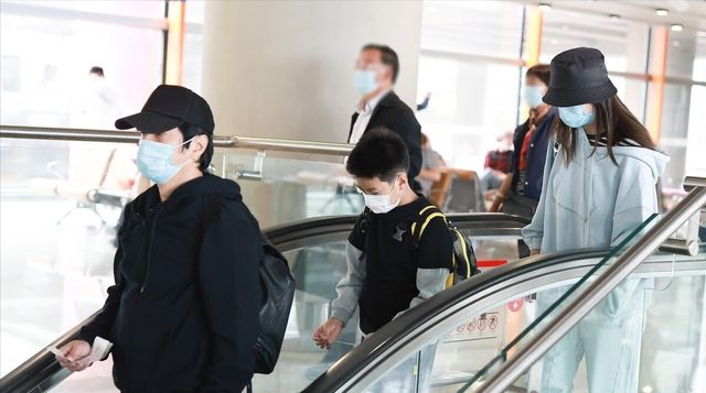 郑钧手搭妻子肩膀,两人更像好朋友,刘芸的休闲穿搭太减龄休闲区蓝鸢梦想 - Www.slyday.coM 郑钧手搭妻子肩膀,两人更像好朋友,刘芸的休闲穿搭太减龄休闲区蓝鸢梦想 - Www.slyday.coM