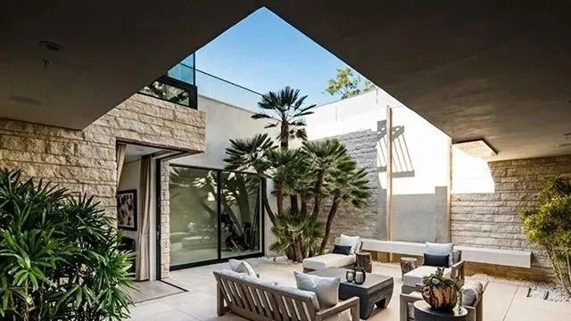 地下庭院的装修效果图给我们带来了很多的想法,但是我们自己的房子