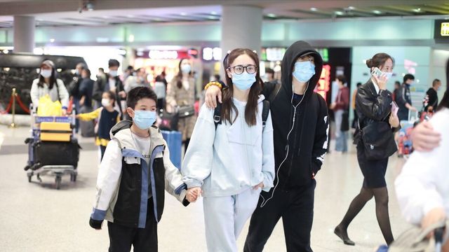 郑钧手搭妻子肩膀,两人更像好朋友,刘芸的休闲穿搭太减龄休闲区蓝鸢梦想 - Www.slyday.coM 郑钧手搭妻子肩膀,两人更像好朋友,刘芸的休闲穿搭太减龄休闲区蓝鸢梦想 - Www.slyday.coM