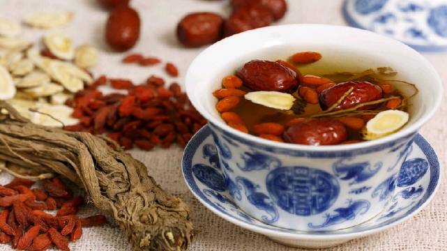 枸杞和麦冬属于补阴药,黄芪属于补气药