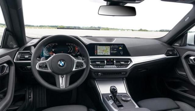 宝马m2内饰曝光连通屏很显眼2022年有望亮相
