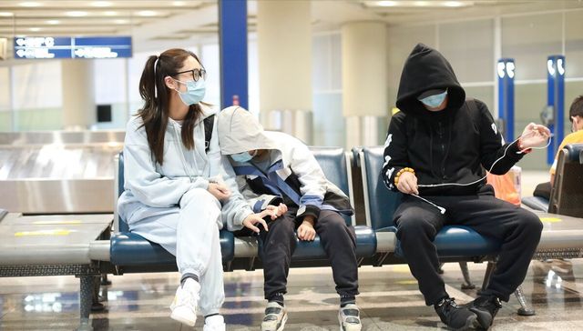 郑钧手搭妻子肩膀,两人更像好朋友,刘芸的休闲穿搭太减龄休闲区蓝鸢梦想 - Www.slyday.coM 郑钧手搭妻子肩膀,两人更像好朋友,刘芸的休闲穿搭太减龄休闲区蓝鸢梦想 - Www.slyday.coM