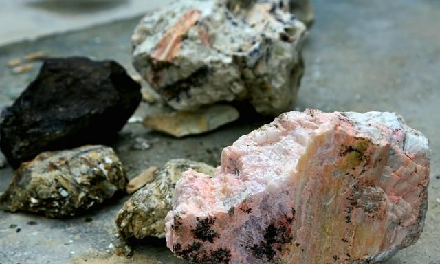 可可托海不是海却有一个大矿坑走进后仿佛来到七彩的宝石世界