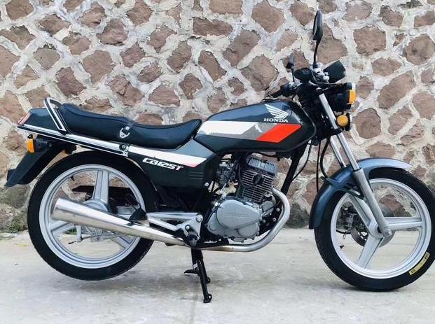 方形大灯下方就配有两个醒目的喇叭,我记得我小时候很多摩托车都是