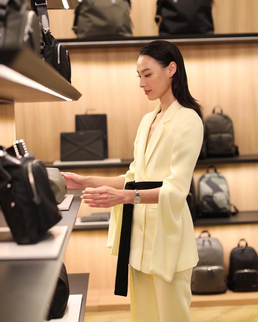 梁洛施这气质女星里罕见,印花连衣裙配高丸子头俏皮时髦,太高级