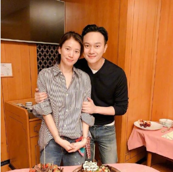 张智霖带妻儿出游,3人同穿基础款简约大方,14岁儿子眉眼太像妈