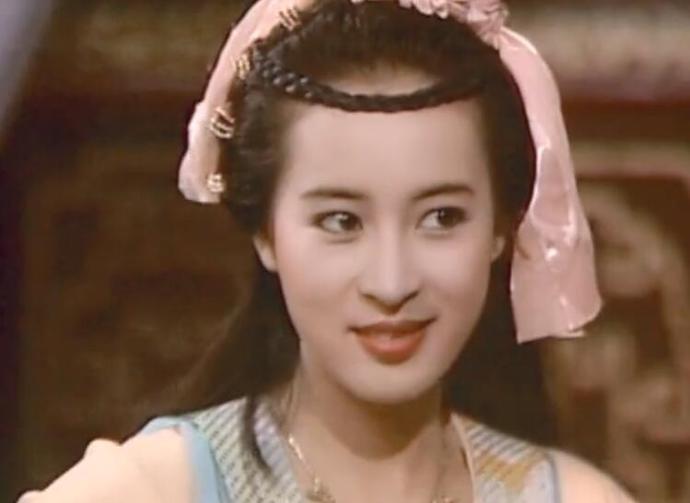 91年播出的《大地飞鹰》里,黎美娴一人分饰姐妹两角,姐姐波娃刁蛮任性