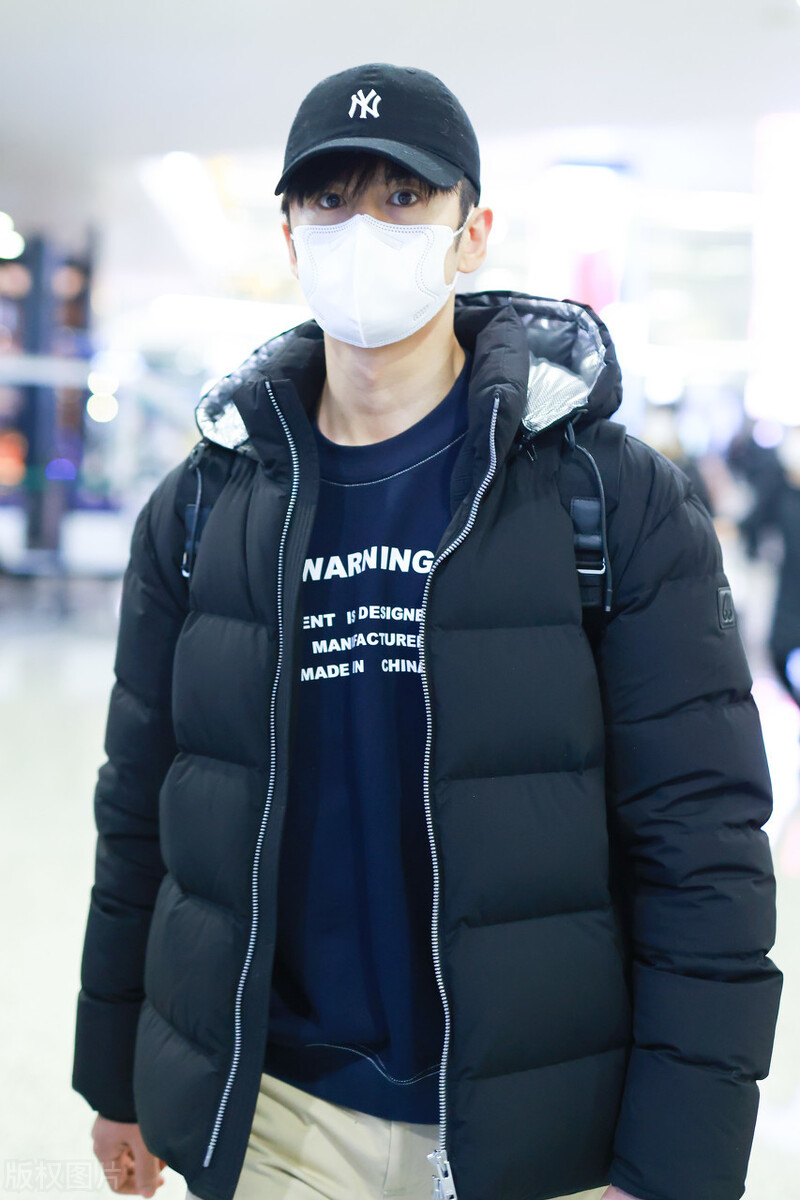 张云龙一袭黑色穿搭现身机场,顺毛造型带棒球帽挡不住颜值来