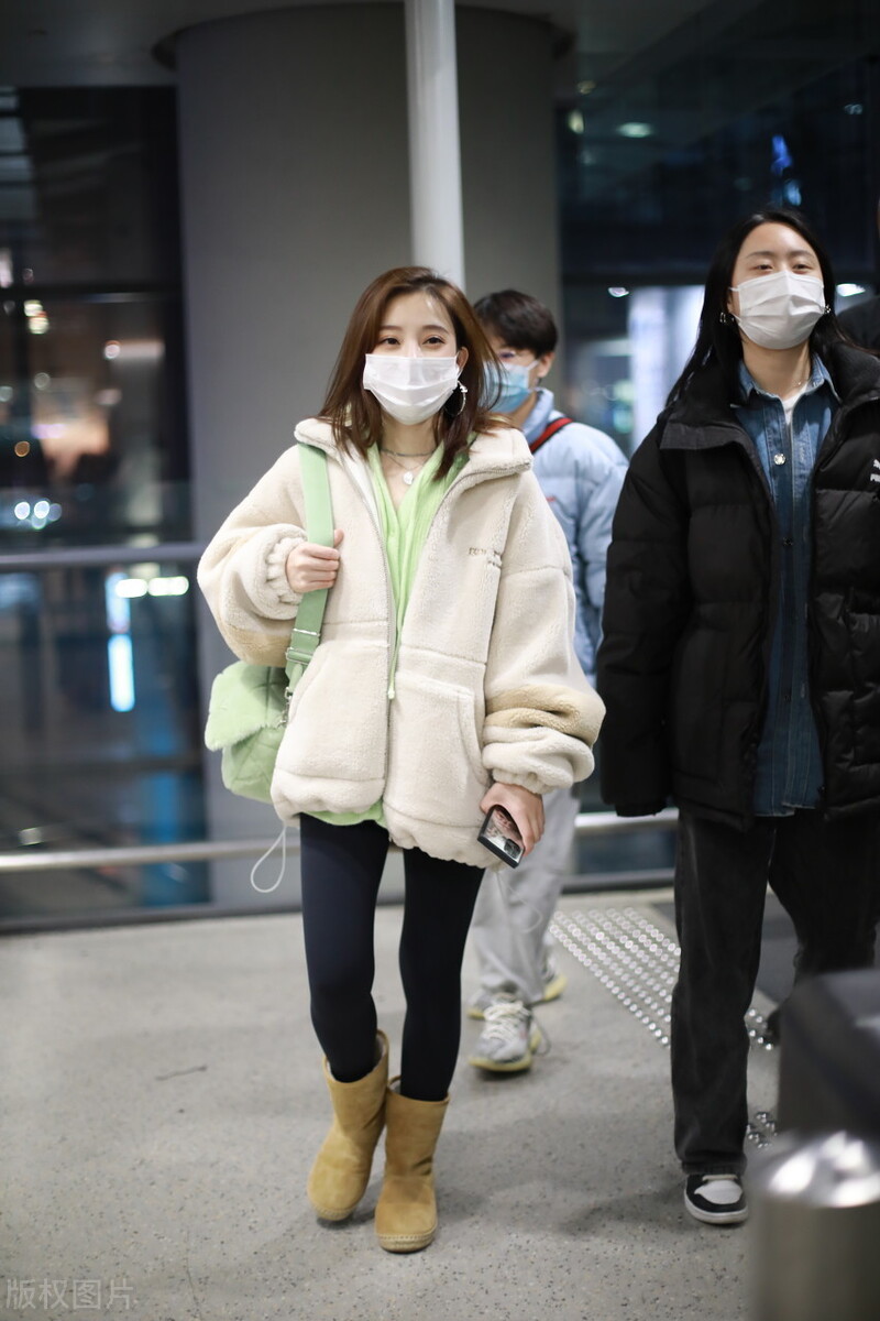 冯提莫穿白色摇粒绒外套现身机场,比v手势可爱卖萌|冯