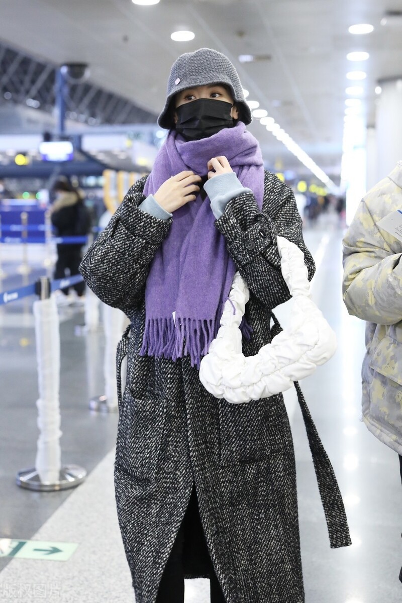 袁冰妍穿大衣戴灰色帽子现身机场,手捧鲜花人气超旺