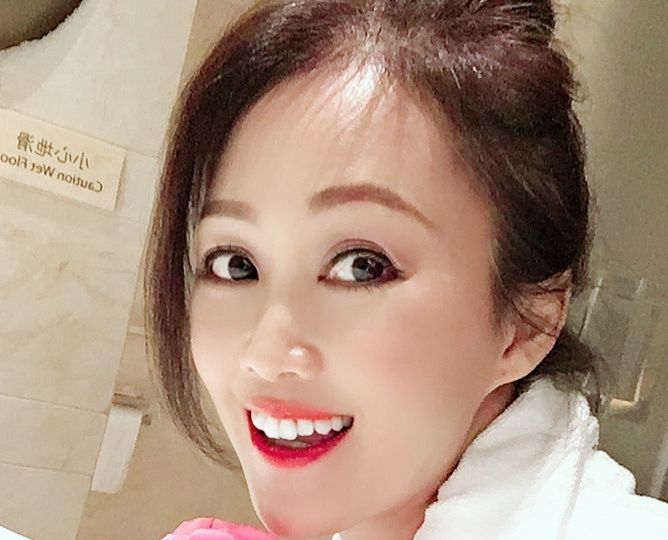 51岁梁小冰曝近况与老公似父女大眼睛尖下巴被指蛇精脸